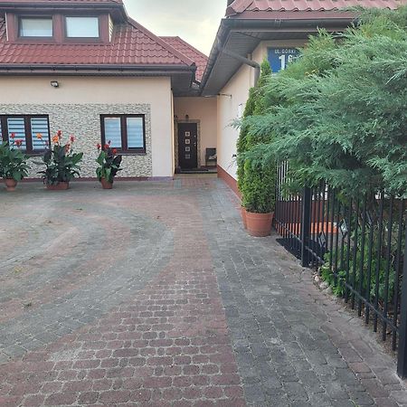 Radzymin Pd Faktura Apartamenty Na Przedmiesciach Z Prywatnym Parkingiem I Ogrodem Экстерьер фото